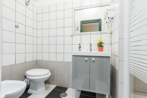 Triple Room | Bathroom | Shower, hair dryer, slippers, towels