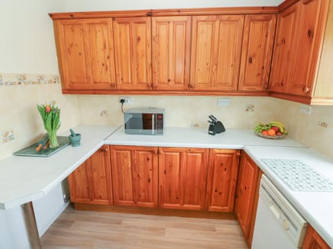 Cottage | Private kitchen | Fridge, electric kettle, toaster, cookware/dishes/utensils