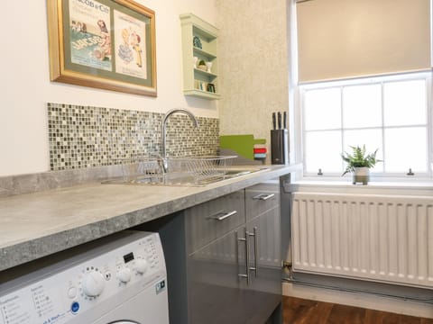 Cottage | Private kitchen | Fridge, electric kettle, toaster, cookware/dishes/utensils