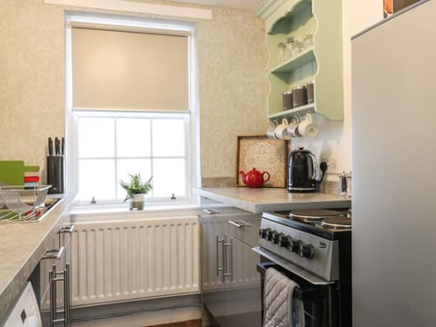 Cottage | Private kitchen | Fridge, electric kettle, toaster, cookware/dishes/utensils
