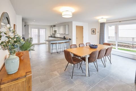 3 Queens Court, Whitley Bay - Host & Stay