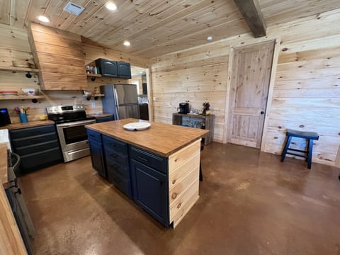Stainless steel appliances really tie in the design of this kitchen!
