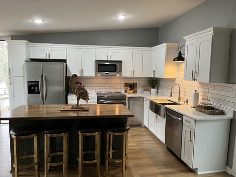 Fully stocked kitchen w/under counter ice maker