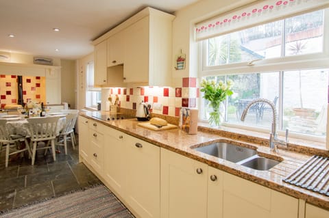 Gargoyle Cottage in St Agnes. Ground floor: Kitchen with electric oven and hob, dishwasher and large fridge/freezer