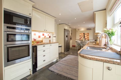 Gargoyle Cottage in St Agnes. Ground floor: Kitchen with electric oven and hob, dishwasher and large fridge/freezer