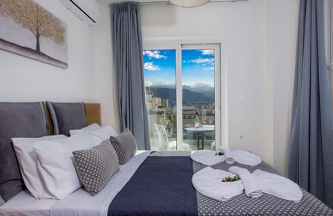 In-room safe, laptop workspace, blackout drapes, iron/ironing board