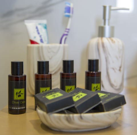 Shower, rainfall showerhead, free toiletries, hair dryer