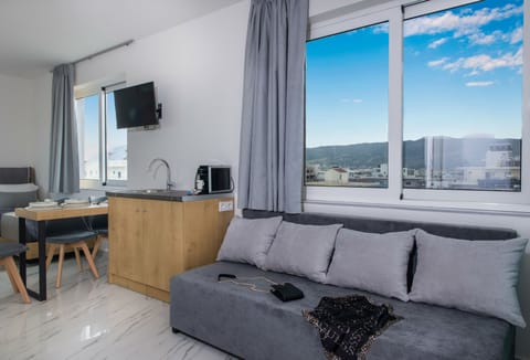 In-room safe, laptop workspace, blackout drapes, iron/ironing board