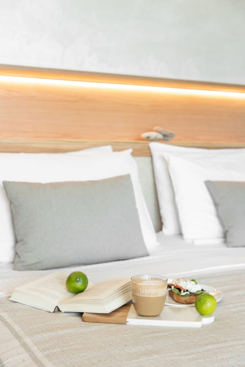 Luxury Studio, Hot Tub, Beach View | In-room safe, blackout drapes, free WiFi, bed sheets