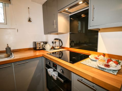 Cottage | Private kitchen | Fridge, dishwasher, electric kettle, toaster