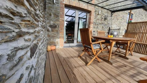Family Cottage, Private Bathroom, Courtyard View (D'un coin à l'autre) | Exterior