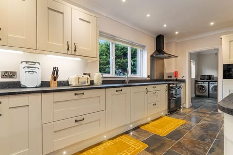 Large Luxury House, Log Burner, Central Location