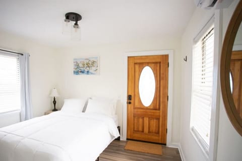 Small space but packs a big punch! All of the essentials are here in this cozy 250 sq ft unit.