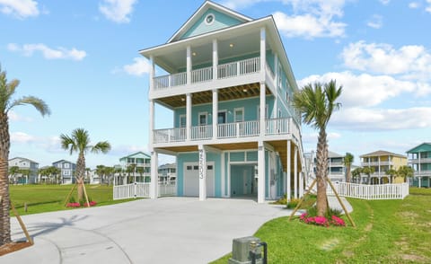 Seabatical. Large home in Pointe West.