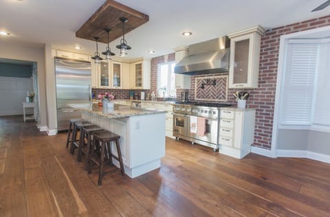 Charming Gourmet Kitchen, Viking appliances, pot filler over stove