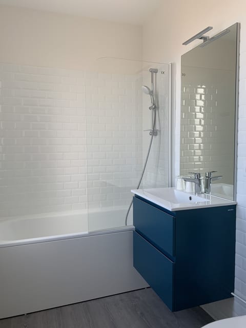 Superior Quadruple Room, 1 Queen Bed with Sofa bed | Bathroom | Bathtub, hair dryer, towels