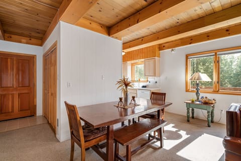 Cabin, 4 Bedrooms | Dining