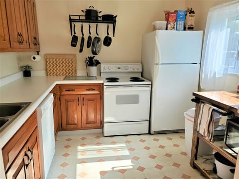Kitchen w/stove, dishwasher, microwave and full refrigerator