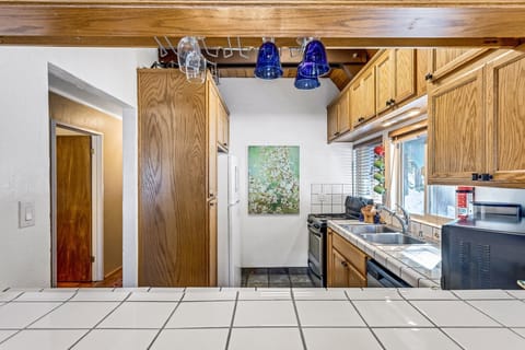 Room, Indoors, Furniture, Flooring, Floor