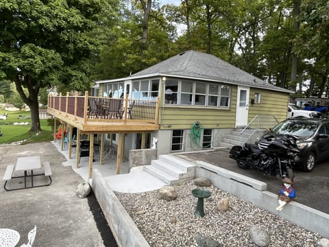 Welcome to Paradise, a fun & relaxing cottage on Wabasis Lake! 