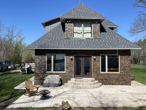 Front of house facing Oak Lake. 