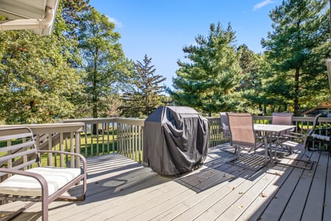 Enjoy the views of the lake  while grilling, sipping on coffee or eating!