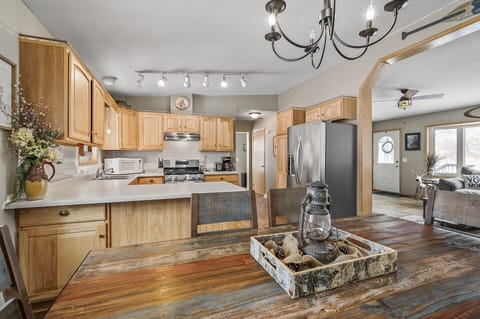 Open floor plan that includes the kitchen, dining room and main living room 