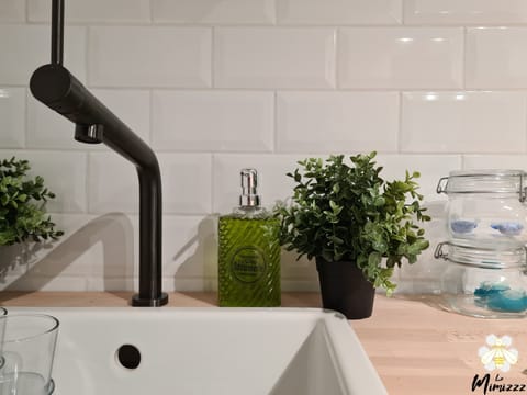 Comfort Apartment, Ensuite, City View | Private kitchen