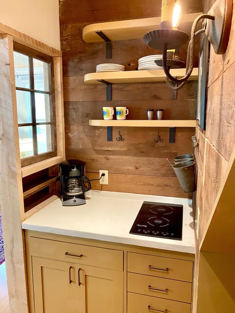 Early American sconces add to the ambiance.