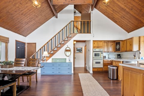 Stairs to upstairs bedroom w/Twin beds