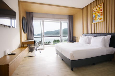 Premium bedding, minibar, desk, iron/ironing board