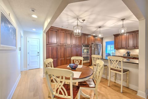 Dining area with seating for 6