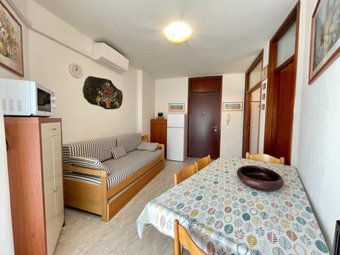 Apartment, 1 Bedroom, Balcony, Ocean View | Living area