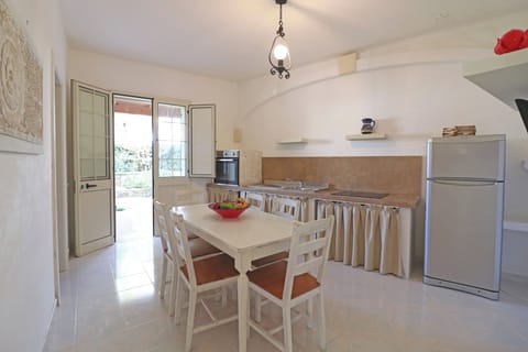 Apartment, 2 Bedrooms, Balcony, Garden View | Dining