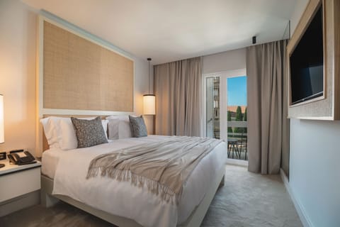 Premium bedding, minibar, soundproofing, free WiFi