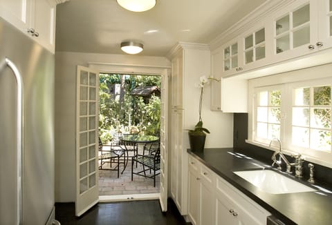 Full-size fridge, microwave, oven, stovetop