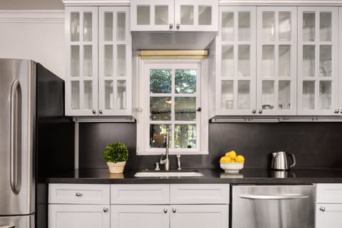 Oscar/Ruth 2-Story 1 Bedroom | Private kitchen | Full-size fridge, microwave, oven, stovetop