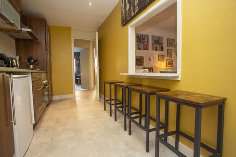 Fully Equipped Kitchen with Breakfast Bar