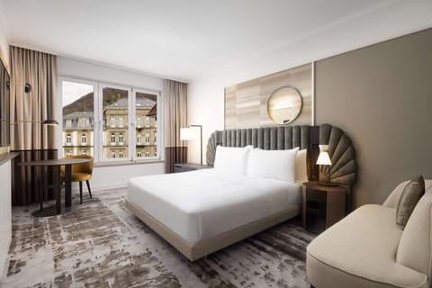 Executive Room, 1 King Bed | Living area | 32-inch flat-screen TV with cable channels, TV