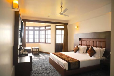 Panoramic Studio, 1 King Bed, Balcony, Mountain View | Laptop workspace, WiFi (free), bed sheets