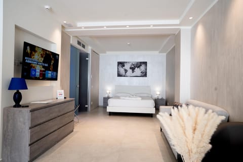 Minibar, in-room safe, blackout drapes, free WiFi