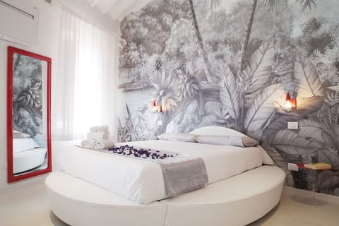 Deluxe Apartment, 1 Bedroom, Non Smoking, Hot Tub | In-room safe, blackout drapes, iron/ironing board, travel crib