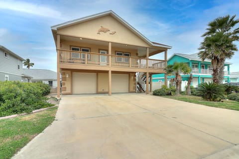 Outdoors - Twin Dolphin Cove MCR689 Welcomes you with a large driveway offering plenty of parking.