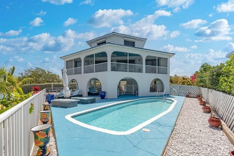 Large & private pool area