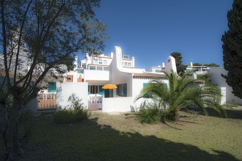 Casa Pastrano is a small holiday home in a holiday home development on Prainha beach in Alvor. The house has a private roof terrace and a small private terrace, from which a garden gate leads directly into the communal green area. From here it is only a few metres to the beautiful beach.