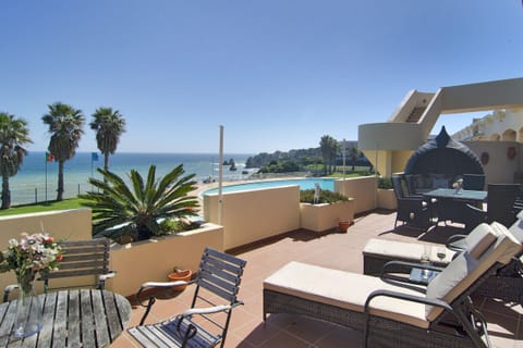 Next to the dining table, there are two sun loungers on the terrace of Casa Aurora - an ideal place to sunbathe undisturbed and enjoy the view of the sea and the pool.