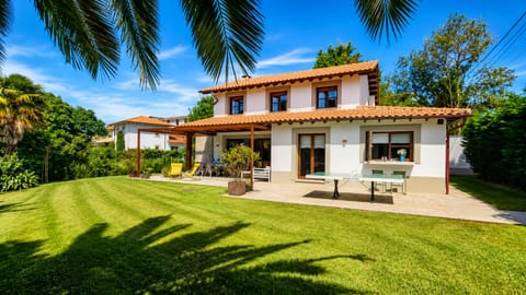 Property building,Garden,Balcony/Terrace,Living room,Dining area,Garden view