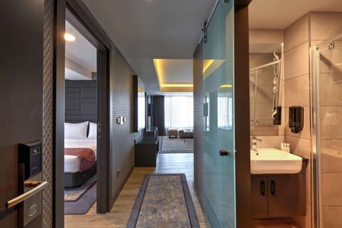 Premium bedding, in-room safe, desk, laptop workspace