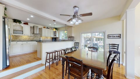 Dining area and breakfast bar