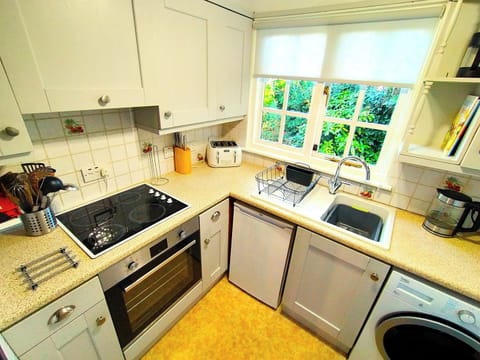 House | Private kitchen | Fridge, microwave, oven, stovetop